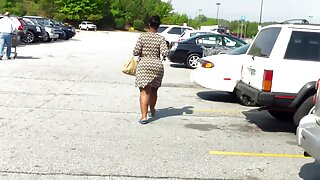 Dve dekleti razkazujeta svoja telesa