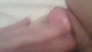 Dve dekleti sta z moškim