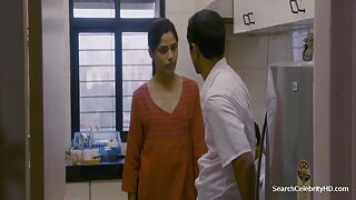 Puna ženska uporablja svoj dildo