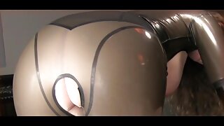 Babe nam odstrani modrček