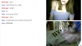 Blondinka z napihnjenimi bradavicami se drka