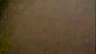 Črnolasa ljubica z rdečimi ustnicami se razgali