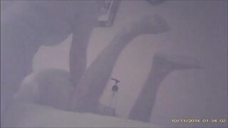 Babe v črnem napolnjena z utripajočim tiča