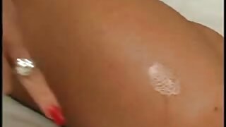 Študentski fant zajebava vročo dekle s krokarskimi lasmi