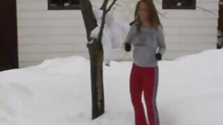 Model z velikimi joški se globoko zapira