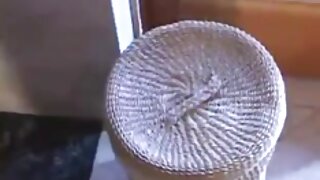 Fantastična mlada žena dobi lepo vrtanje na kavču