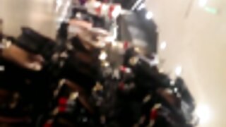 Blondinka poljublja svojo seks igračo