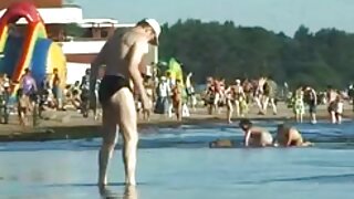 Piflarska blondinka naoljena in masturbira