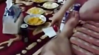 Tako lepa rjavolaska žena posname neverjeten seks zabaven video doma, ko starši zunaj