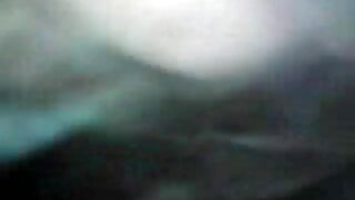 Dve piščanci se zajebavata s trakom