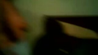 Zagorela rjavolaska se slači, medtem ko je na spletni kameri