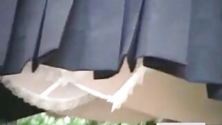 Blondinka si v piko zatika igračo