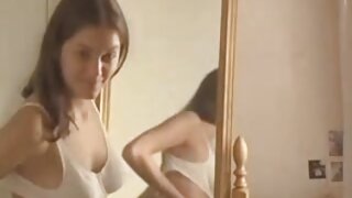 Lepa piščanka je obdana s steno petelin