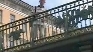 Precej svetlolasa milfa žena naredi hudičevo fahanje, ko starši zapustijo hišo