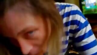 Blondinka prižge svoj stroj