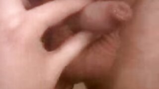 Velika ženska z velikimi joški masturbira