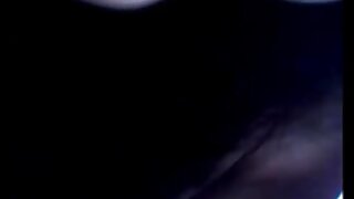 Draga najstnica skrbi za tiča