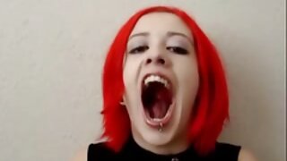 Vijolični dildo se postavlja v notranjost