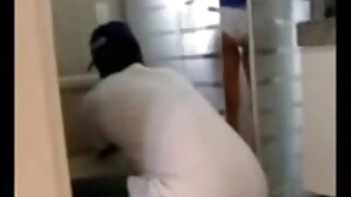 Blondinka draži svoje joške, preden se poigra z njeno pizo