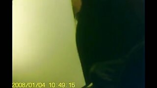 Babica z velikimi prsi razširi noge, nato masturbira