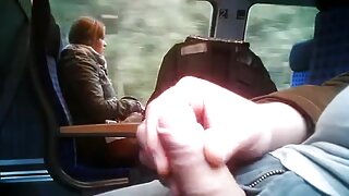 Teen hottie širi svoje noge in gets off na cam