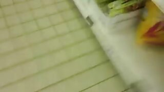 Kurba z rjavimi lasmi z obrito piko sname