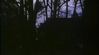 Rdečelasa bejbica se sleče čisto izpod tuša