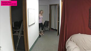 Busty bimbo se zabava