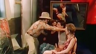 Inked ženska sedi na dildo