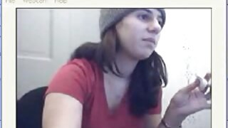 Seksi najstnica se igra s svojo muco