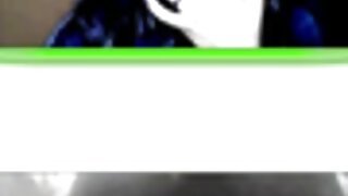 Črno perilo ji izgleda čudovito