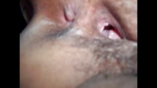 Busty amaterska žena s prsti njeno muco