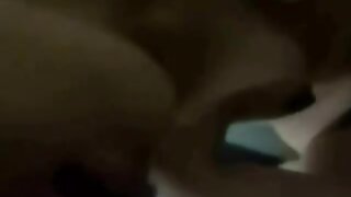 Vroča zaobljena piščanec liže dildo