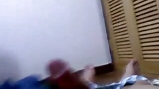 Busty chick razkrije svojo muco