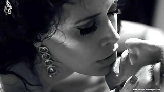 Tako lepa rjavolaska dekle naredi tvegano hudičevo fafanje v avtu, prekleto