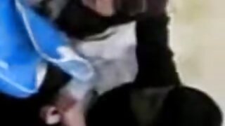 Lepo rjavolasko ženo posname na video, kako masturbira njegov poželjiv mož