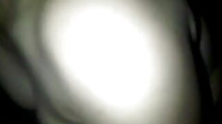 Precej rjavolasko dekle poskrbi za tvegan seks na prostem na klopi v javnem parku