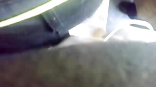 Suha blondinka se masira