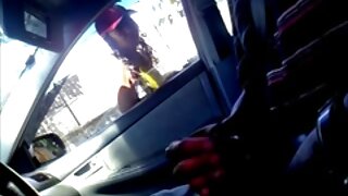 Blondinka liže velik dildo