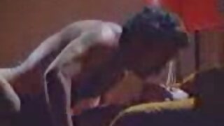 Vroča kurba se za nas razgali