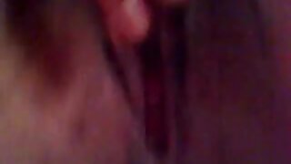 Rjavolaska v hlačnih nogavicah piha in jebe z analnim čepom