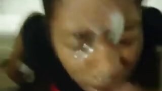 Seksi prasica drgne svojo mokro muco