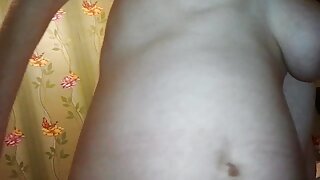 Majhna kurba se igra z tičem