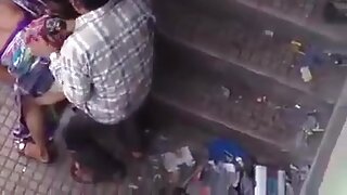 Gospa v spodnjem perilu se zabava