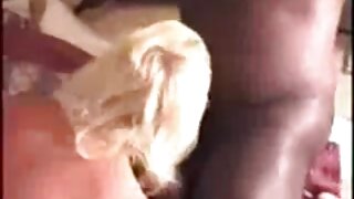 Blondie masturbira pod tušem