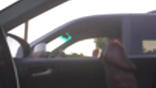 Sramežljiva bejba razkrije samo svojo špranjo med prekleto