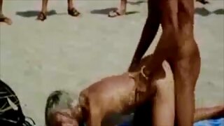 Tako lepa rdečelaska žena naredi vroče rokovanje, piha, medtem ko se igra z vibratorjem