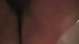 Blondinka ima svojo muco prstasto