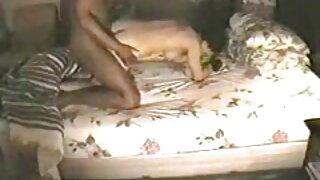 Blondinka v spodnjem perilu se zabava