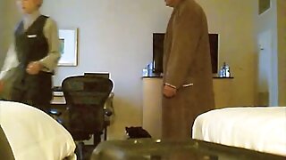 Ljubka in drobna najstnica se razgali zaradi prekleta na kamero